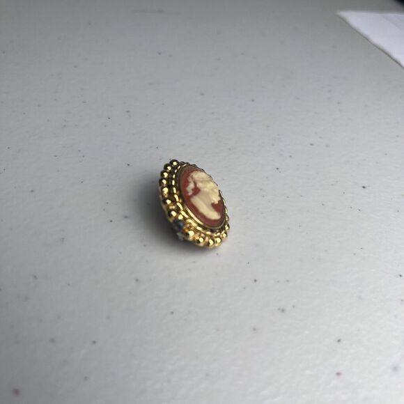 Vintage Cameo Brooches Ornate Gold Tone Oval Carved Resin Pin Jewelry Lot of 2 - Picture 9 of 13